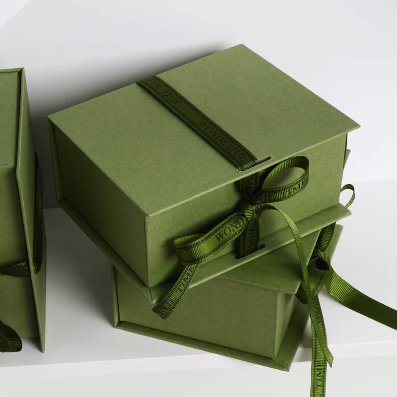 실크가있는 맞춤형 책 모양의 선물 상자